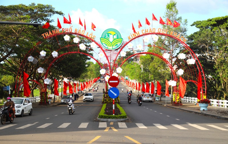 Bảo Lộc rực rỡ cờ hoa chào mừng Festival Hoa Đà Lạt 2022