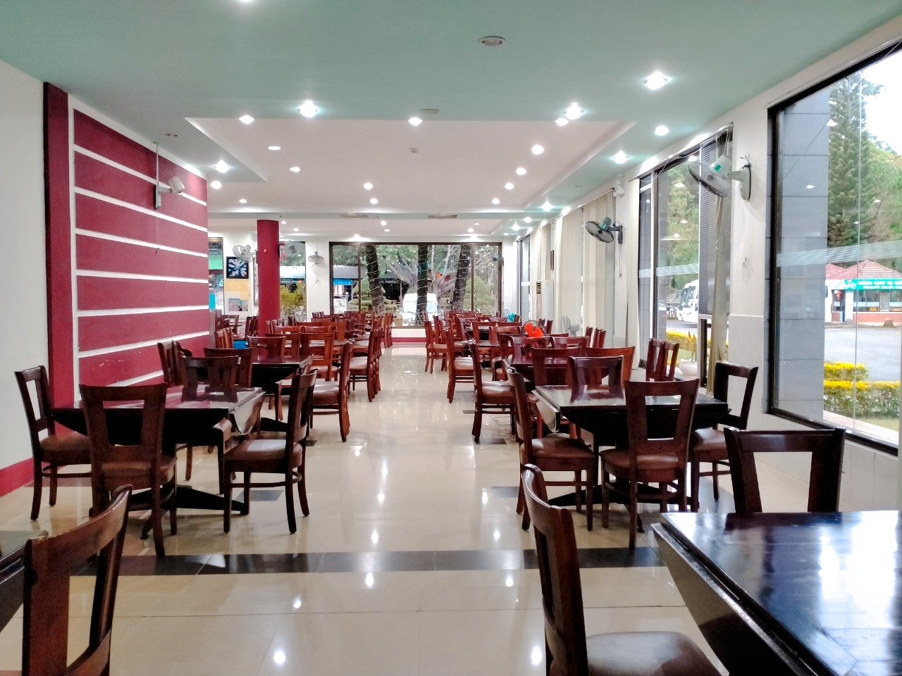 Hệ thống nhà hàng Đamb'ri phục vụ ăn uống tất cả các bữa