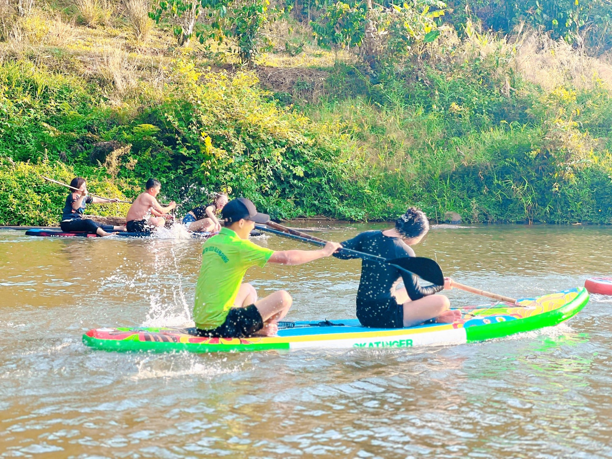 Quẩy đục nước với trò chơi Chèo SUP tại Đamb&rgb(0, 3, 9);ri Eco Glamping
